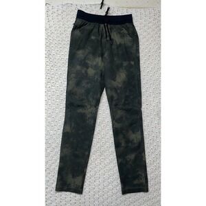 Under Armour Camo Joggers Pants  Mens Size SM Olive Green Pockets Drawstring